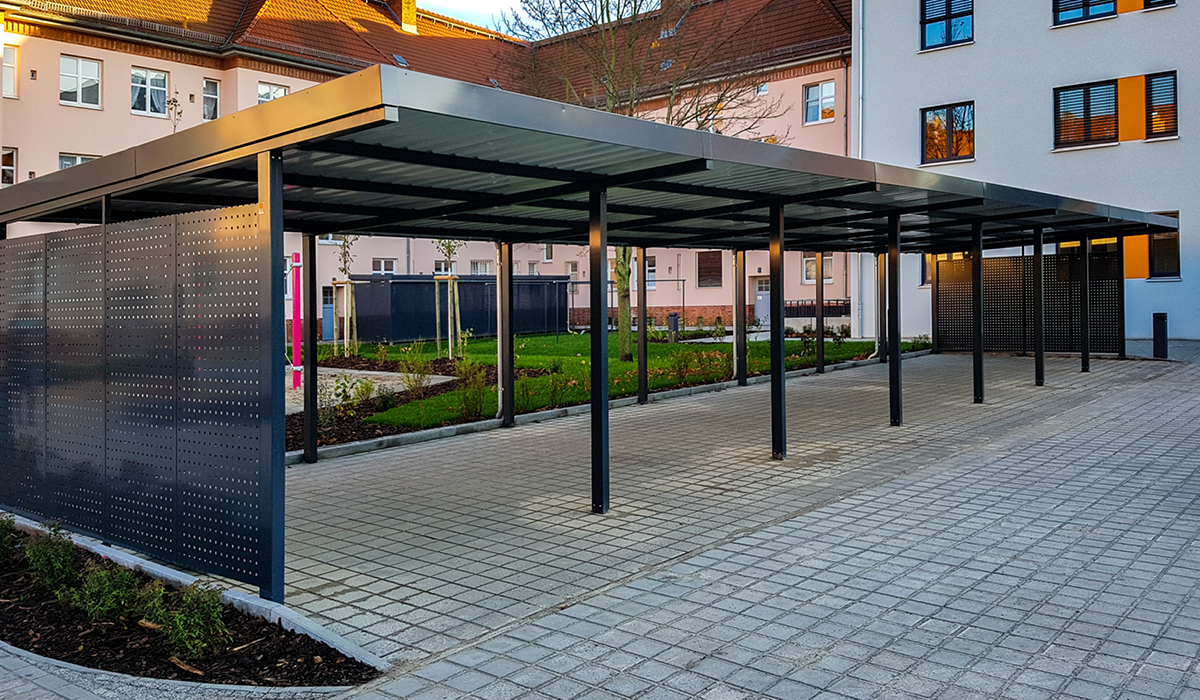 <b>Reihen-Carport aus Quadratlochblech</b>